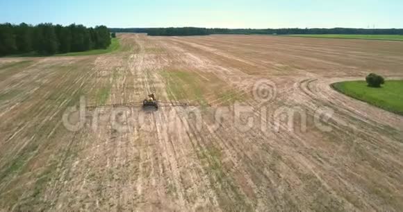 长条驱动的肥料撒布机沿着收获的田野视频的预览图