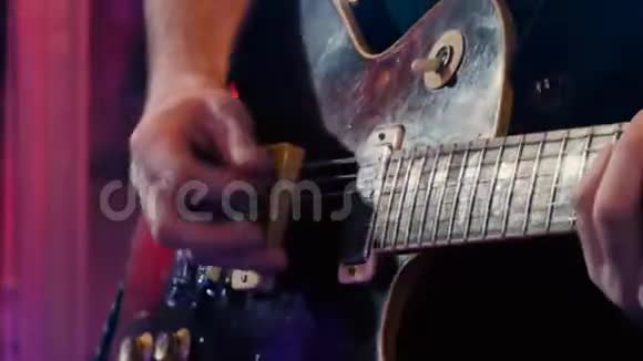 吉他手弹吉他独奏视频的预览图
