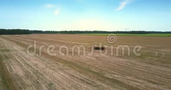空中观景机动洒水车在广阔的田野上行驶视频的预览图