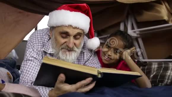 爷爷带着孩子在圣诞夜读童话视频的预览图
