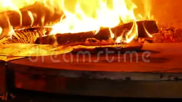 木火烤箱里的披萨视频的预览图