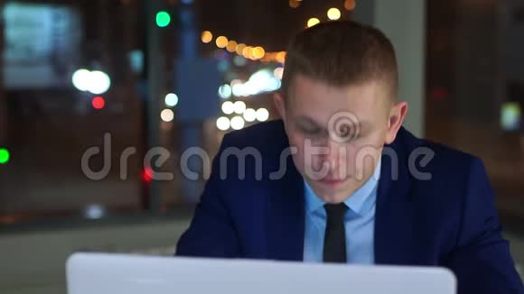 疲惫的年轻商人在笔记本电脑上加班视频的预览图