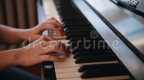 弹钢琴的少女的双手视频的预览图