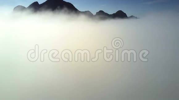 无人机在厚厚的白色雾云中降落视频的预览图