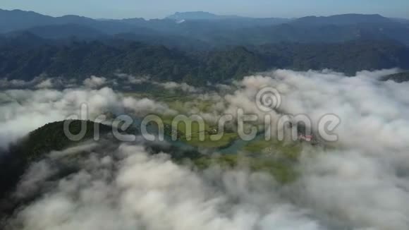 晨雾覆盖山谷覆盖广阔的高地视频的预览图