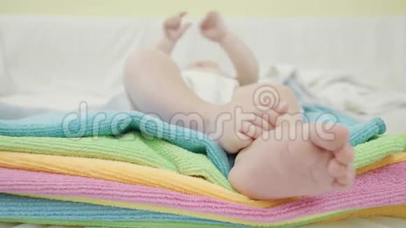 婴儿的脚掌在五颜六色的毛巾上视频的预览图