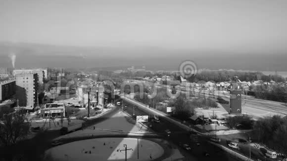 俄罗斯西伯利亚小乡村小镇在阳光明媚的日子里的鸟瞰图视频的预览图