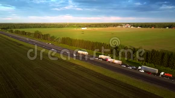 由于乡村交通堵塞Drone驾驶飞机飞越现代高速公路视频的预览图