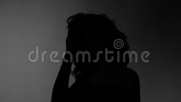 布鲁内特在镜头前摆姿势黑白视频有轻微调情的情感女孩嚼口香糖视频的预览图