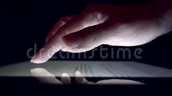 网上购物使用平板电脑商务女性在设备上阅读报纸视频的预览图