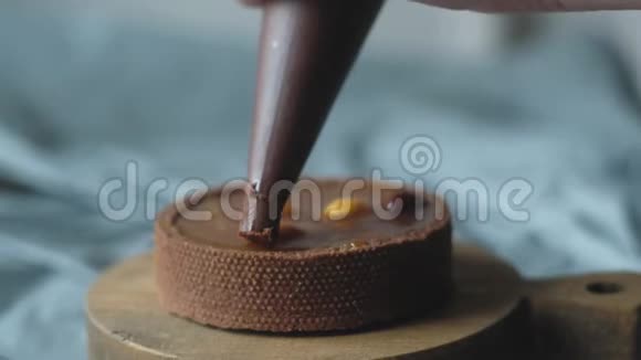 糕点厨师装饰巧克力蛋糕特写镜头视频的预览图
