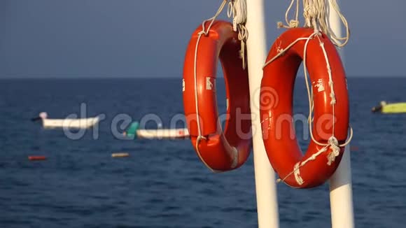 海上的码头上挂着救生圈在船的波浪上摇摆视频的预览图