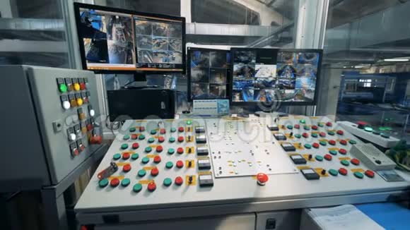 控制室控制台板在工厂设施的特殊房间里视频的预览图