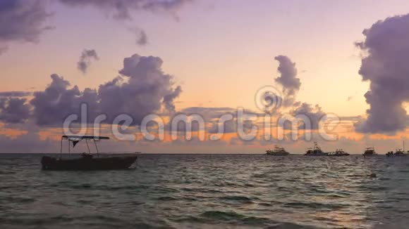 加勒比海的金色海洋日出和船只多米尼加共和国蓬塔卡纳视频的预览图