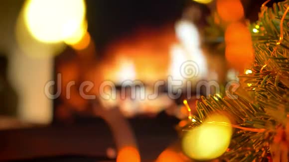 把礼物放在桌子上三个圣诞节的辉光壁炉背景视频的预览图
