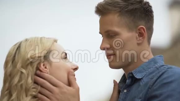 男人看着女朋友亲吻她的嘴唇初恋强烈的感情视频的预览图
