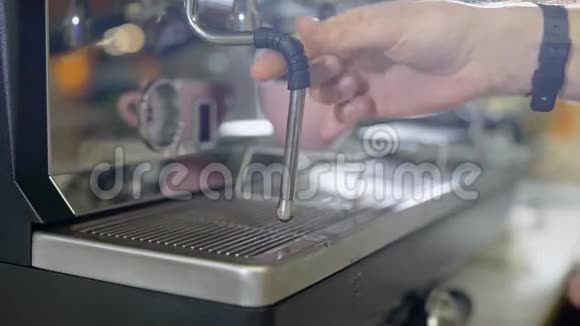 咖啡馆里的咖啡和咖啡机卡布奇诺威士忌牛奶视频的预览图
