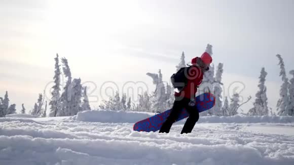 在寒假的时候一个带着沉重的滑雪板到山顶的活泼的年轻女人慢动作3840x2160视频的预览图