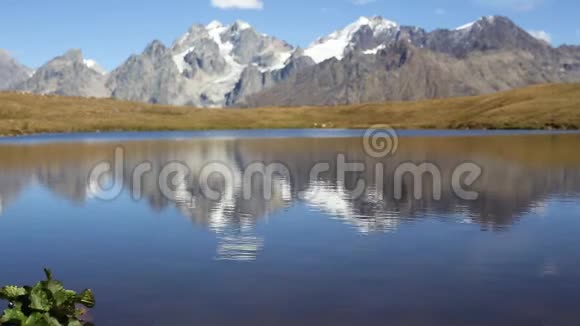 高加索峰在水中反射视频的预览图
