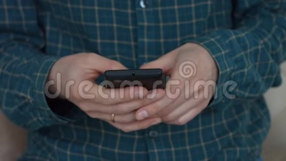 女人手在智能手机上打短信视频的预览图