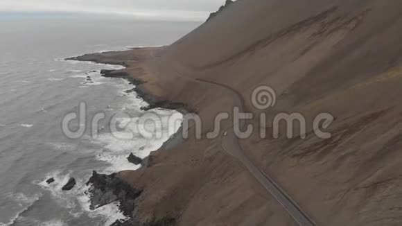 空中越野车驾驶穿越辽阔的冰岛自然景观视频的预览图