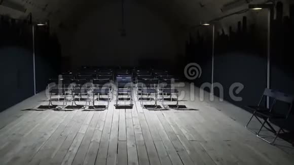 有空椅子的Grunge学习大厅视频的预览图
