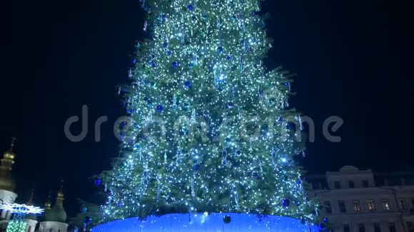 小镇广场上的圣诞树视频的预览图