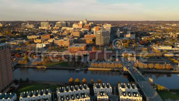 从克里斯蒂娜河和市中心的城市天际线视频的预览图