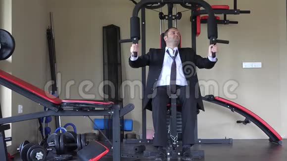 穿西装打领带的人在健身房锻炼视频的预览图