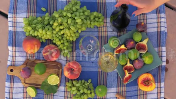 新鲜水果和白葡萄酒视频的预览图