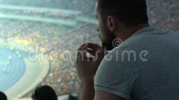 男性支持者在体育场观看体育比赛注意力集中焦虑不安视频的预览图