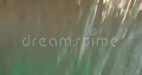 大量的水流流入水池视频的预览图