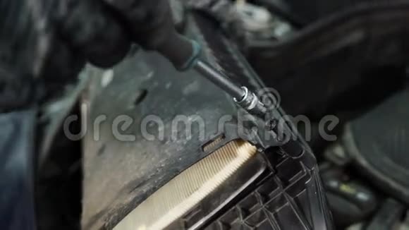 关闭射击大师拧下汽车引擎盖空气过滤器视频的预览图