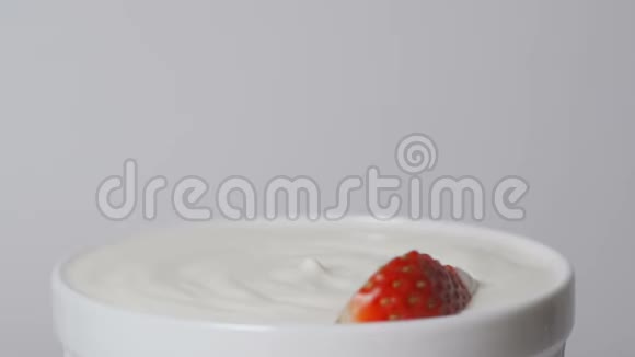 新鲜草莓溅成奶油慢动作视频的预览图