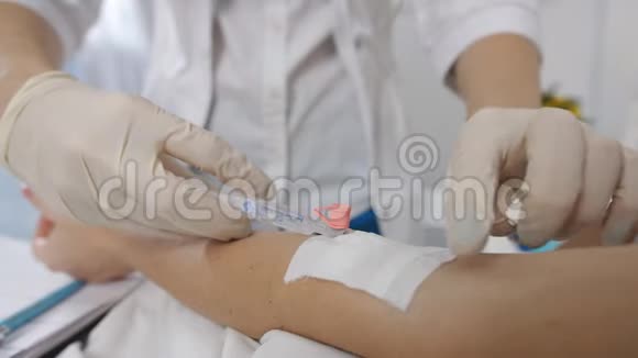 医生将点滴滴入导管躺卧患者特写注射疫苗视频的预览图