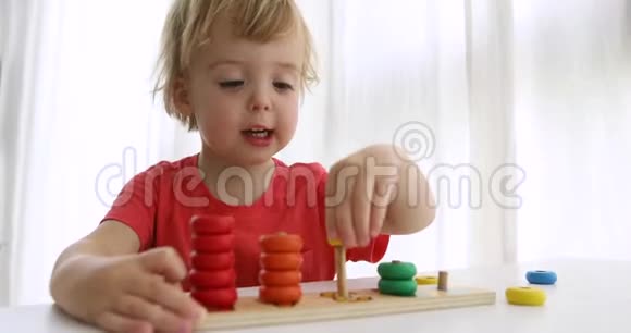 孩子在玩木制益智玩具视频的预览图