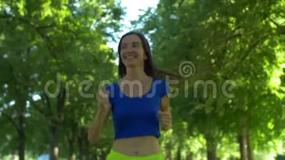 女跑步者在公园户外锻炼时慢跑视频的预览图