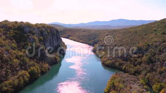 河流峡谷的画面视频的预览图