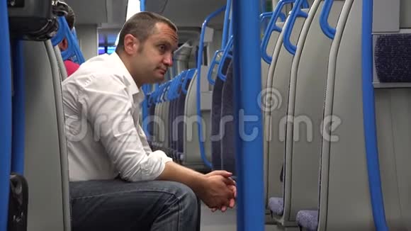 悲伤的单身青年坐在深夜的火车上迫不及待地想回家视频的预览图