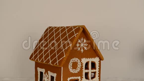 手工制作的可吃姜饼屋加上屋顶上的糖霜视频的预览图