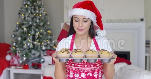 带着新鲜烘焙饼干的迷人年轻女人视频的预览图