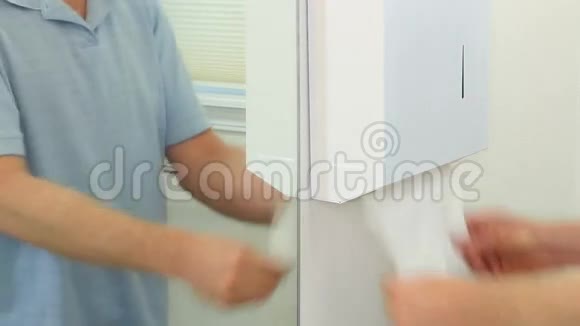 在洗手间里擦干手皮视频的预览图