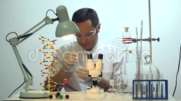 在化学实验室做测试的人科学发展视频的预览图