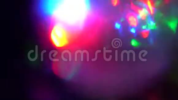 从迪斯科球反射光泄漏墙上的投影视频的预览图