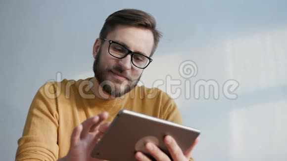 时尚人士使用平板电脑进行交流视频的预览图