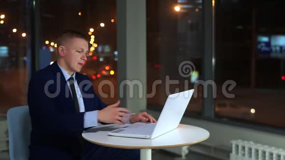 这个人是个商人看着笔记本电脑生气试图控制愤怒视频的预览图