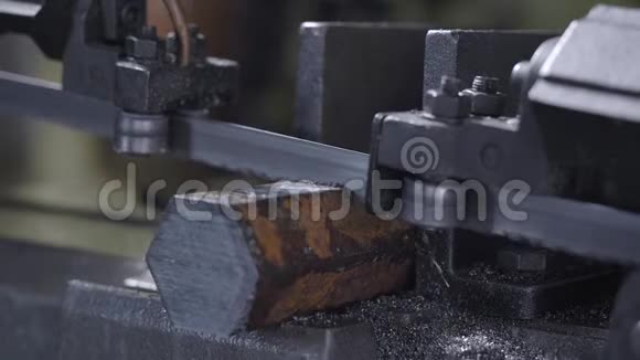 带锯切割工具钢筋采用自动送料高性能切割机切割钢筋视频的预览图