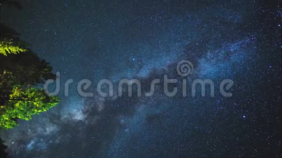 永恒的流星雨夜空中的银河星光流逝视频的预览图