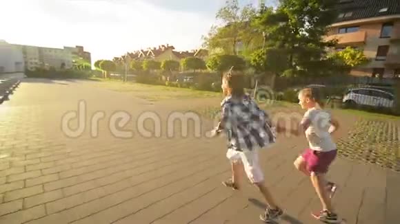男孩和女孩一起在沥青上牵手奔跑他们有很多乐趣视频的预览图