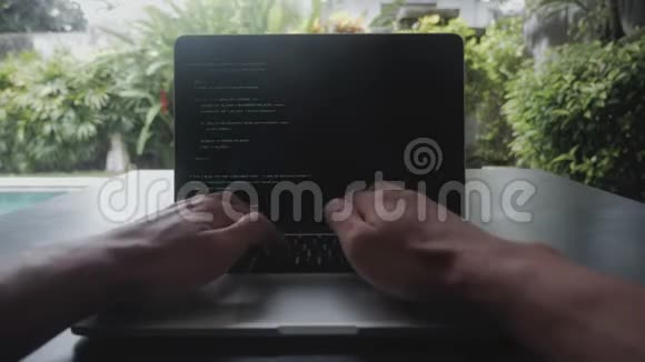 一人肖像程序员程序员自由职业者在办公室外的笔记本电脑上写代码视频的预览图